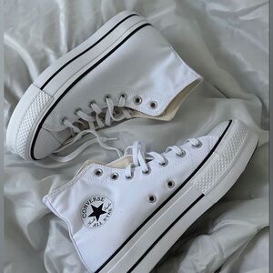High top converse white . Size 8 woman . Converse shoes